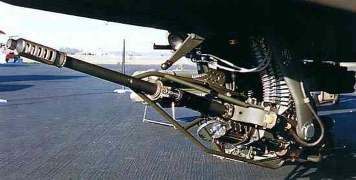 Súng máy Hughes M230 là vũ khí sử dụng năng lượng hỗ trợ bên ngoài để đẩy đạn đi và nạp đạn lên nòng thay vì tận dụng nguyên lý khí thuốc như một số loại vũ khí bộ binh khác.
